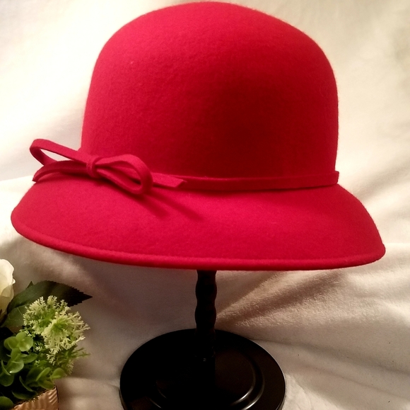 Red bowler hat - Picture 2 of 3